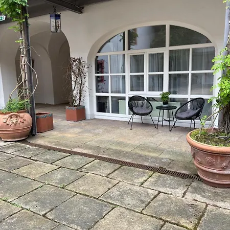 Ritterresidenz Im Wasserschloss Bei Regensburg Obertraubling